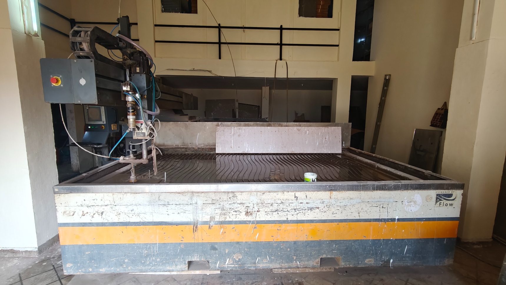 FLOW CNC WATERJET – 3000 × 2000 MM – 30 HP FLOW DIRECT-DRIVE PUMP – RUNNING CONDITION — used machine for sale
